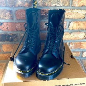 Dr Marten 1490 10 eyelet smooth boot